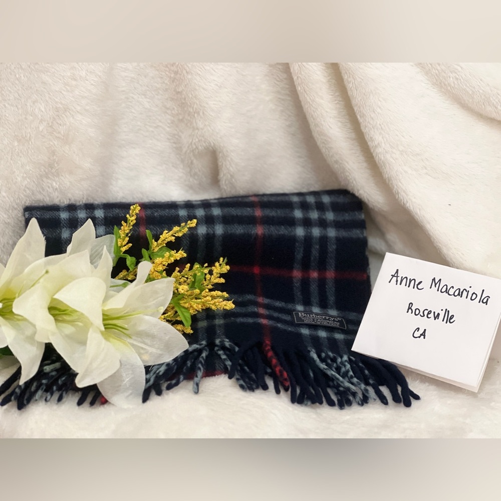 🌷🌷 Authentic Burberry London Scarf in 💯 Cashmere